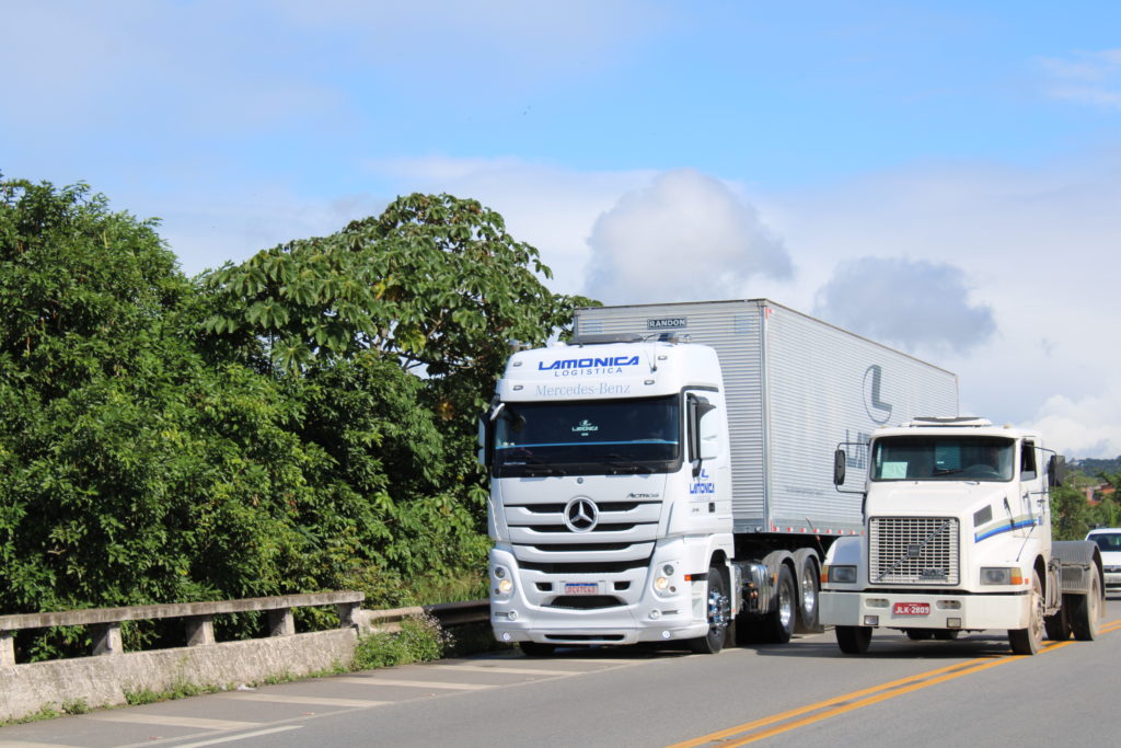 Caminhões Mercedes e DAF 